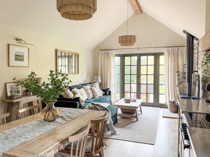 Cosy Cabin Surrounded By Nature - Farnham