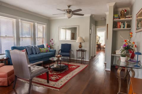 Popular Airbnb listing: Entire 2nd Floor Montrose Midtown Dwntwn MedCenter in Neartown Montrose