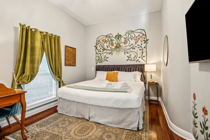 Spacious 5BR/3BA with Private Heated Pool gallery image 3