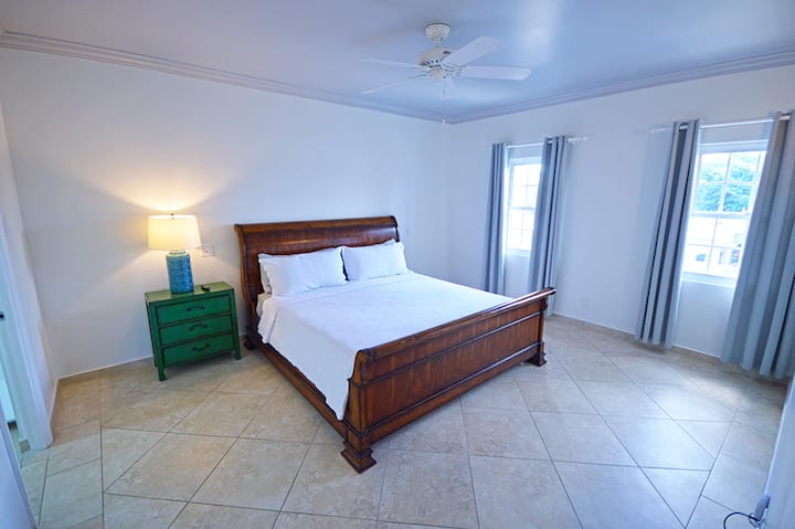 غرفة نوم في الطابق العلوي - سرير بحجم كبير