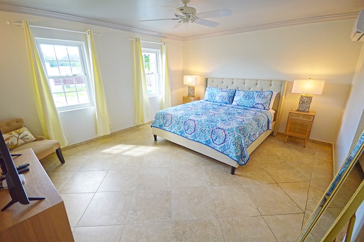 غرفة نوم في الطابق السفلي - سرير بمقاس كينج