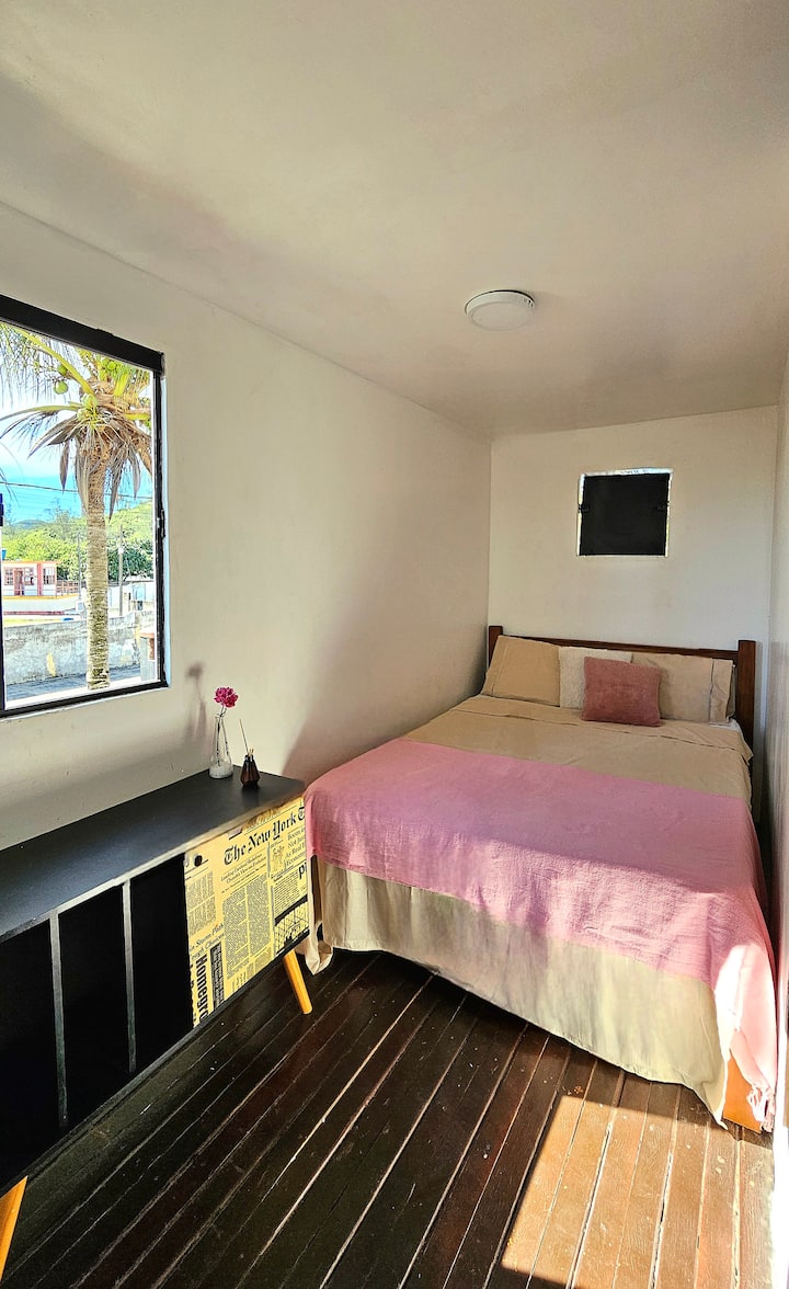 Chambre avec lit double et lit simple.