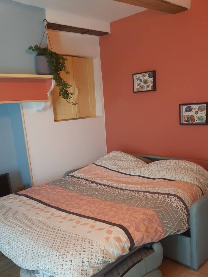 Sofá cama en modo noche (cama para 2 personas). Apertura muy fácil.