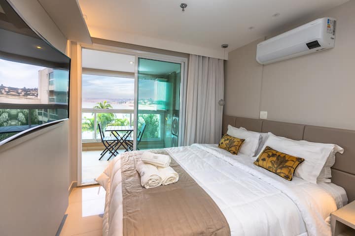 Skutočná fotografia apartmánu: spálňa s televíziou (s káblovými kanálmi) a klimatizačným zariadením, okrem priameho prístupu na balkón. Manželská posteľ, matrac Simmons.