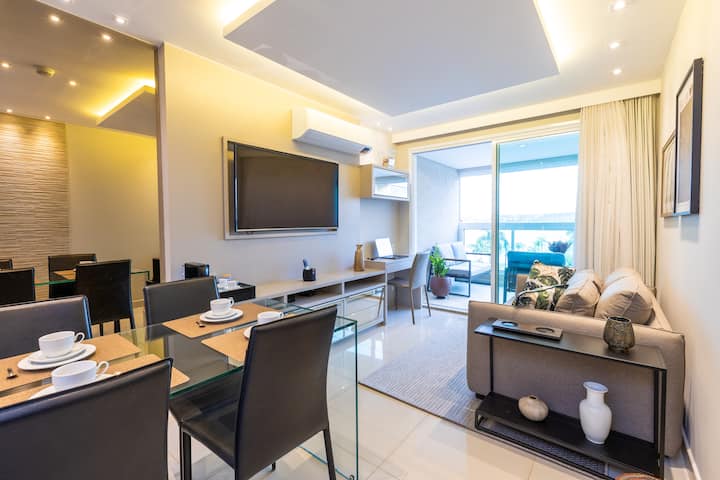 Skutočná fotka apartmánu: izba z pohľadu od dverí do spálne.