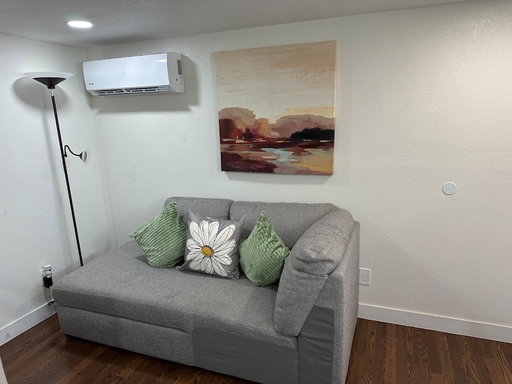 Modern Touch & Cozy Feel (Airport Access) - Las Vegas, NV