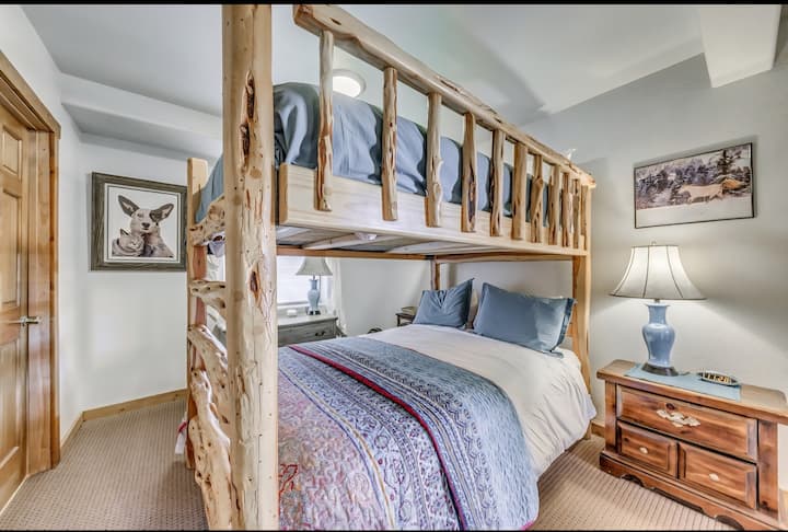 Dva kreveta na kat s bračnim krevetima