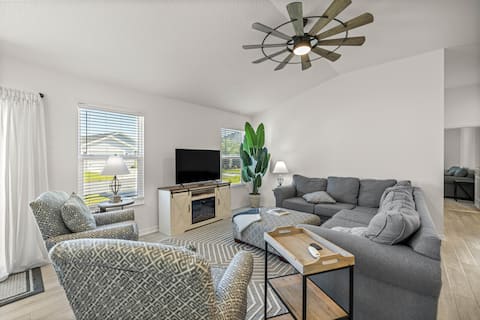 The Eastport Escape | New 3BR | King + Golf Cart
