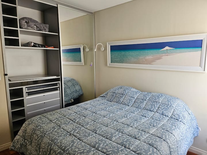 ห้องพักกว้างขวางสุดๆ ตู้เสื้อผ้าขนาดใหญ่ เครื่องปรับอากาศ ม่านดีมากเพื่อหลีกเลี่ยงแสงแดด (ทิศตะวันออก) หน้าต่างกันเสียง (เสียงรบกวนน้อยที่สุด) สภาพแวดล้อมที่เงียบและสงบมาก เตียงคู่ Serta สามารถแยกเป็น 2 เตียงเดี่ยว 