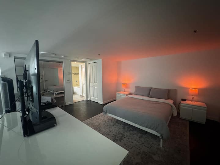 Large Loft | Private Entrance | Free Parking - Burnaby