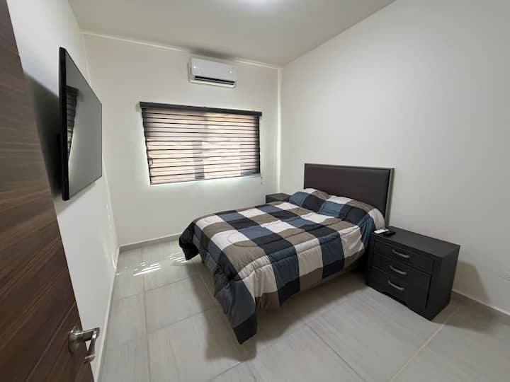 Recamara 2 con TV, A/C, dos buros y cama