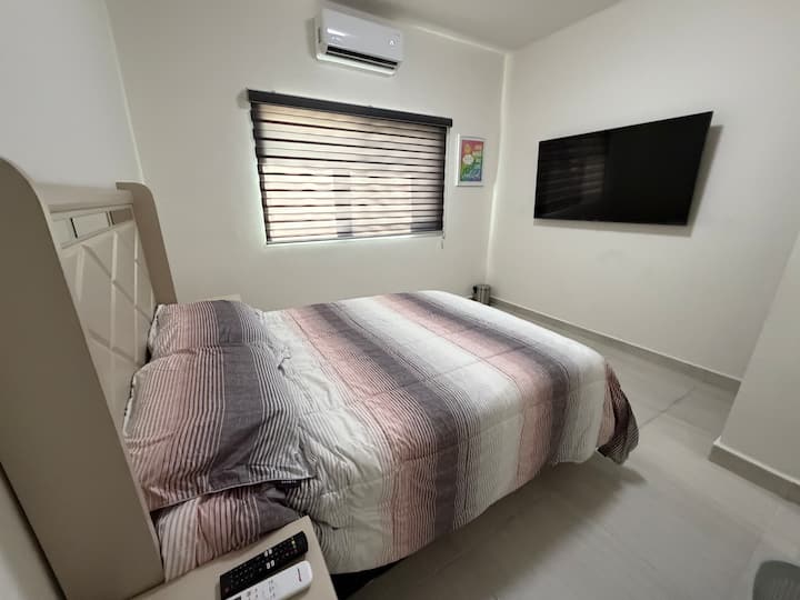 Recamara 3 con TV, A/C, dos buros y cama