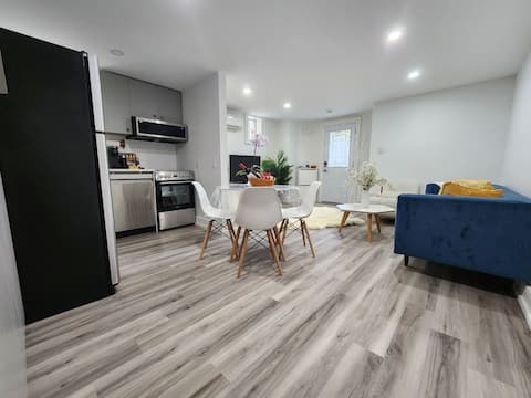 Top Airbnb: 2BR Midtown | Lawrence Station & Downtown Access in Don Valley West
