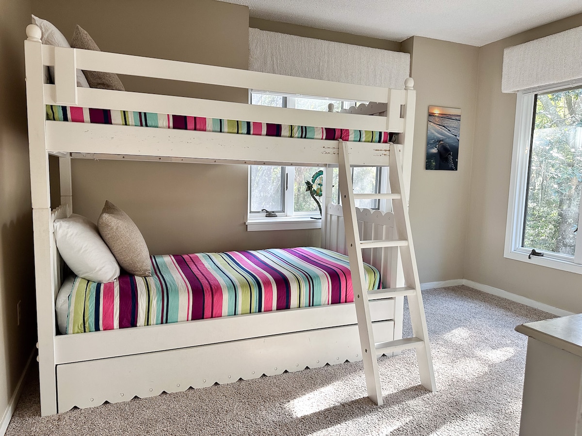 غرفة نوم بسرير بطابقين مع حمام ملحق. خزانة ملابس. الطابق الثاني