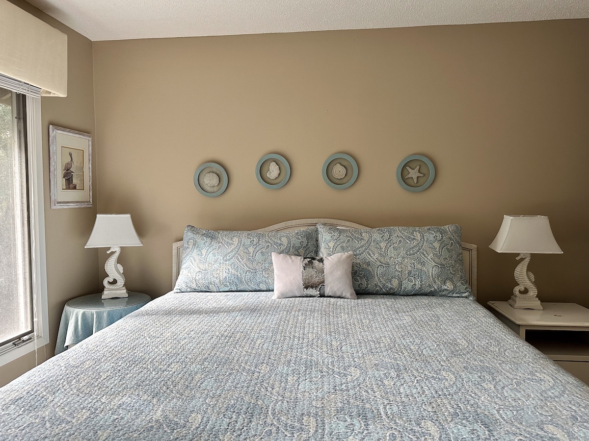 غرفة نوم رئيسية، الطابق الثاني، حمام ملحق مع دش رأس المطر. سرير بحجم كينج