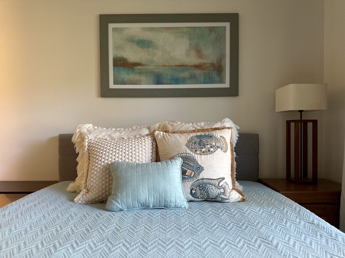 غرفة نوم في الطابق الأول بسرير بحجم كبير.