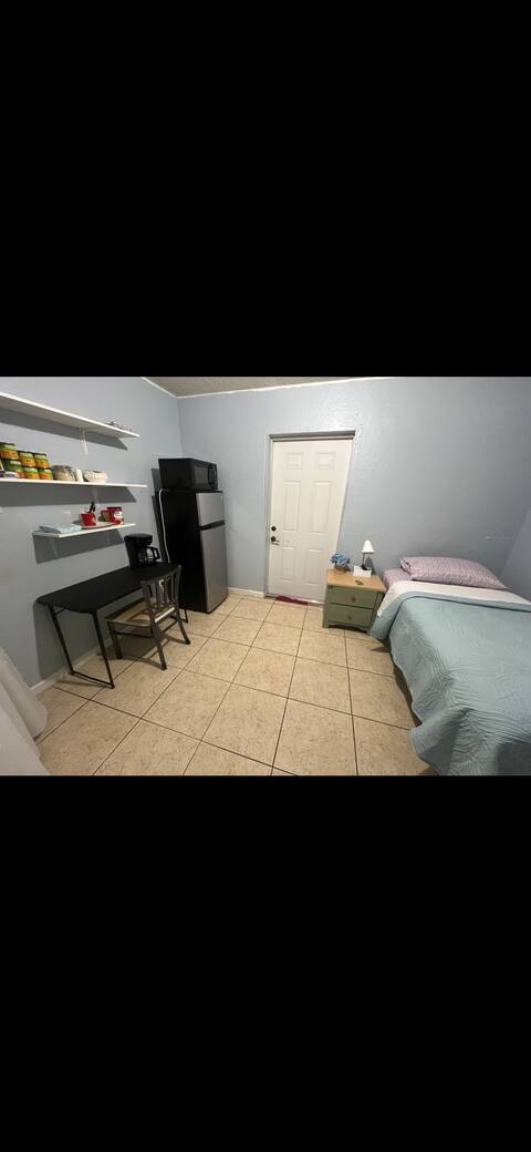 Top performing Airbnb: Cozy and private room near downtown. in Airport North