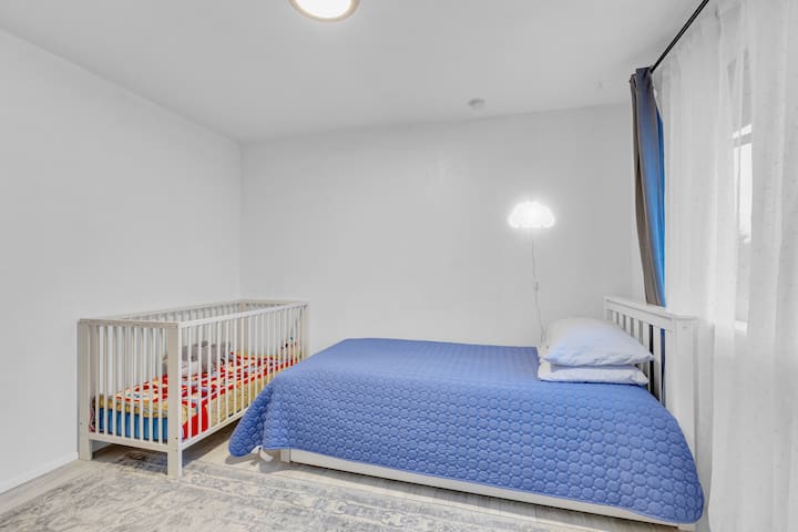 Tu bebé puede dormir durante mucho tiempo en esta cuna. Con un estilo atemporal, materiales duraderos y detalles hechos con cuidado, también puedes bajar la parte inferior y quitar uno de los lados largos a medida que el niño crece.