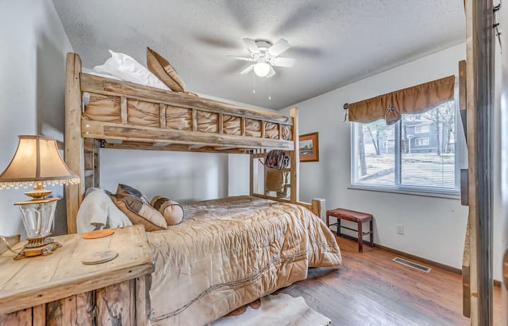 ห้องนอนนี้มีเตียงสองชั้นที่มีเตียงขนาดควีนไซส์อยู่ชั้นล่างและเตียงแฝดอยู่ชั้นบน