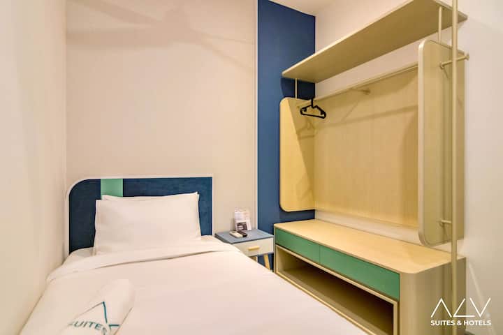 მეორე საძინებელში არის ერთადგილიანი მყუდრო ლეიბი და ღია ტიპის კარადა, რაც კომფორტულ სტუმრობას უზრუნველყოფს.
