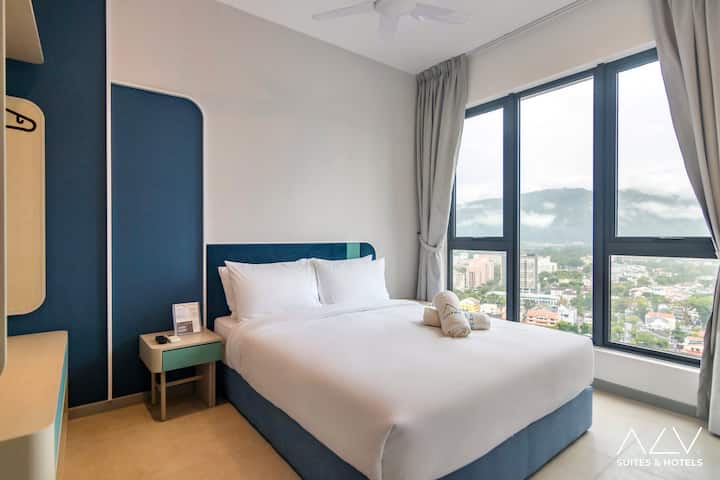 Თანამედროვე დასვენება გლუვი მოპირკეთებით, ნეიტრალური ტონებითა და ჭკვიანი დიზაინით - იდეალურია თანამედროვე ქალაქისთვის. Აღჭურვილია ღია განლაგებით, დახვეწილი ავეჯითა და მყუდრო თეთრეული უპრობლემო კომფორტითა და სტილით.