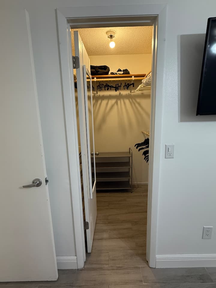 El dormitorio uno ofrece una estancia cómoda con su propio baño completo privado, un espacioso vestidor y un televisor para su entretenimiento.
