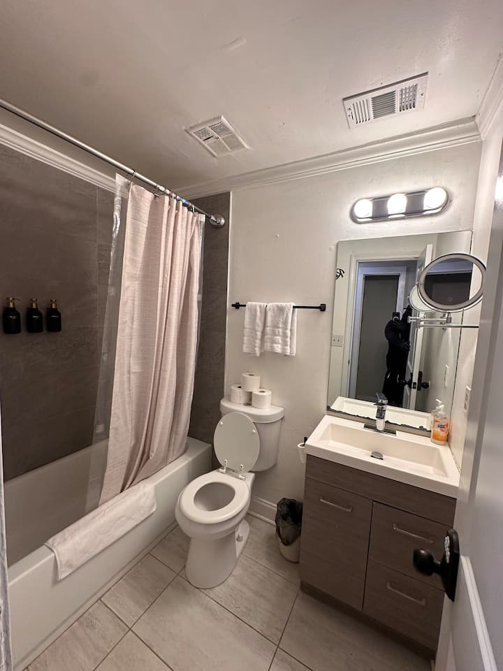 Comfort + Cozy Rooms Inn (Queen bed) w/bathroom - Apartments for