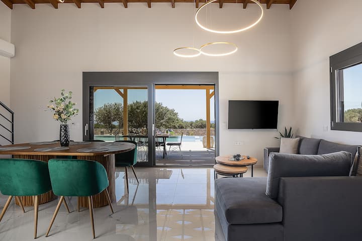Los interiores llenos de luz combinan elegancia y comodidad con vistas al refugio al aire libre.