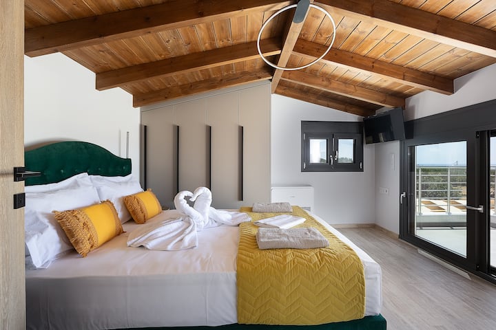 Los techos abovedados y la comodidad de la cama tamaño queen crean un dormitorio acogedor pero elevado.