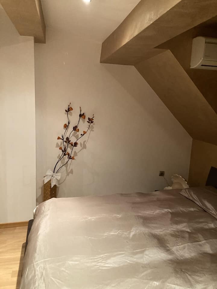 Hoofdslaapkamer met tussenverdieping, eigen badkamer en kingsize bed 200x200