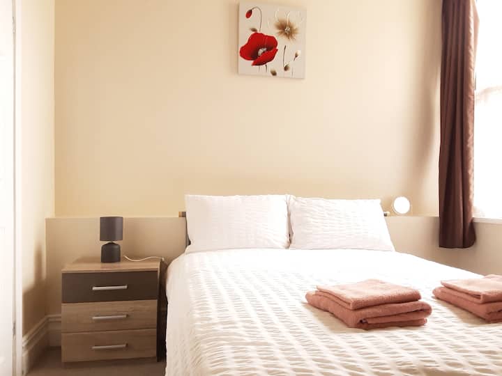 1st Floor Room 2, 1 Double Bed, 1 Bathroom - Blackpool