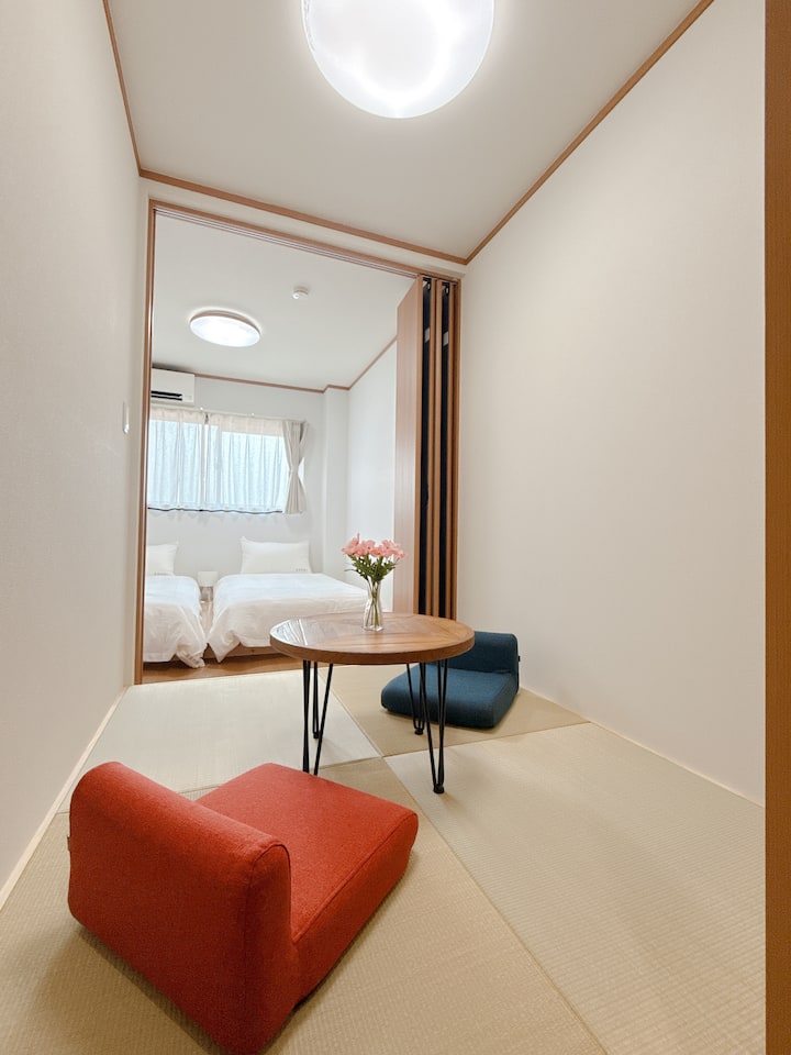 宿泊人数が多い場合は、和風のリラックススペースを和室に変えて、地元ならではの生活を深く体験していただけます。木製のドアと他の部屋との間に仕切りがあり、ゲストが安心して眠れるようになっています。