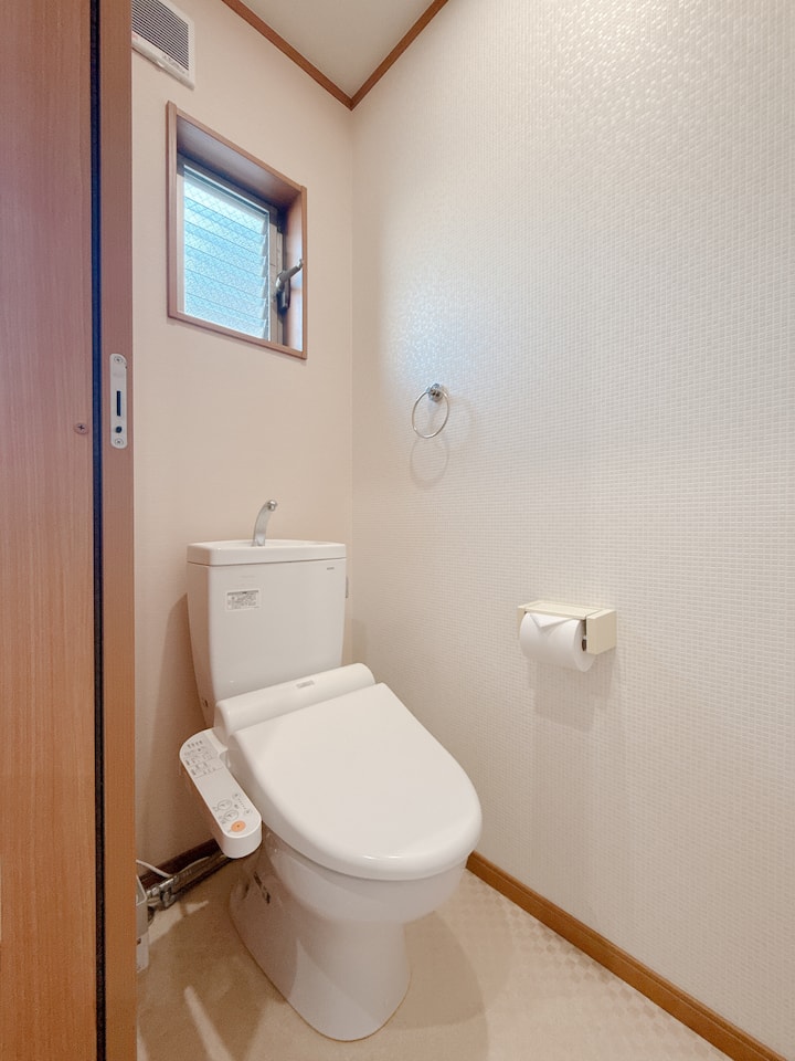 スマートトイレと電動便座。洗浄と加熱の両方の機能を備えています。お客様ごとに洗浄し、安心してご宿泊いただけます。