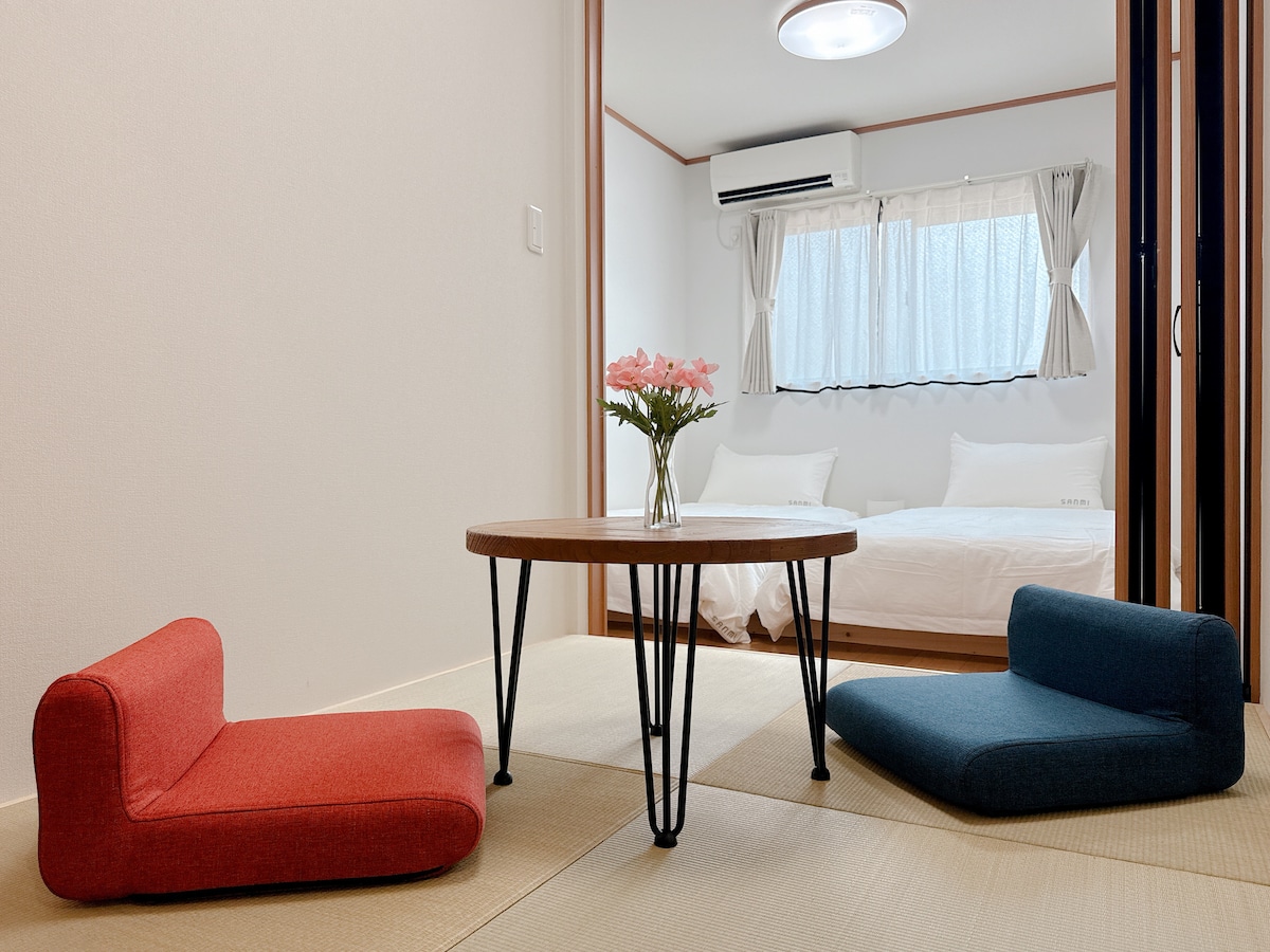 宿泊人数が多い場合は、和風のリラックススペースを和室に変えて、地元ならではの生活を深く体験していただけます。木製のドアと他の部屋との間に仕切りがあり、ゲストが安心して眠れるようになっています。