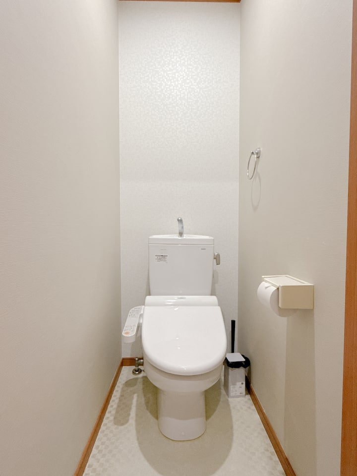 スマートトイレと電動便座。洗浄と加熱の両方の機能を備えています。お客様ごとに洗浄し、安心してご宿泊いただけます。