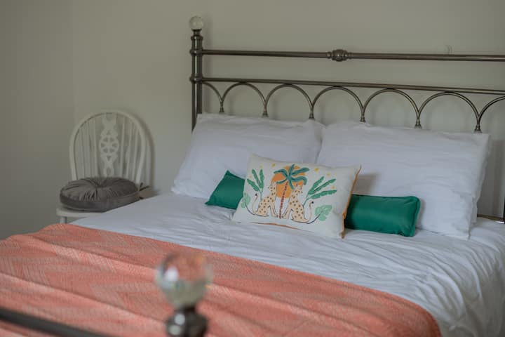 მსუბუქი ფერებისა და მიმზიდველი თეთრეულის მქონე ნათელი და მყუდრო საძინებელი