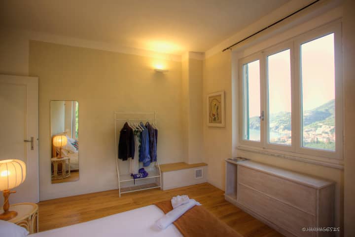 ในการเข้าห้องนอนเตียงคู่นี้ คุณต้องผ่านห้อง 1 ห้องน้ำอยู่ฝั่งตรงข้ามและเป็นห้องน้ำส่วนตัวสำหรับห้องนอนเตียงคู่ห้องที่สองนี้โดยเฉพาะ ซึ่งจะเปิดให้บริการเฉพาะในกรณีที่มีผู้เข้าพัก 3/4 คน