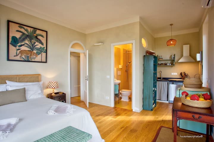 ห้องพักสำหรับ 2 คนพร้อมครัวขนาดเล็กและห้องน้ำในตัว เหมาะสำหรับผู้เข้าพัก 1–2 คนแรก ประตูเชื่อมต่อที่นำทางสู่ห้องนอนคู่ที่ 2 และห้องน้ำส่วนตัวในกรณีที่มีผู้เข้าพัก 3 หรือ 4 คน