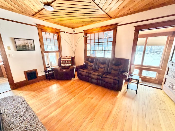 The Red Barn Farm Lodge - Devils Lake, ND