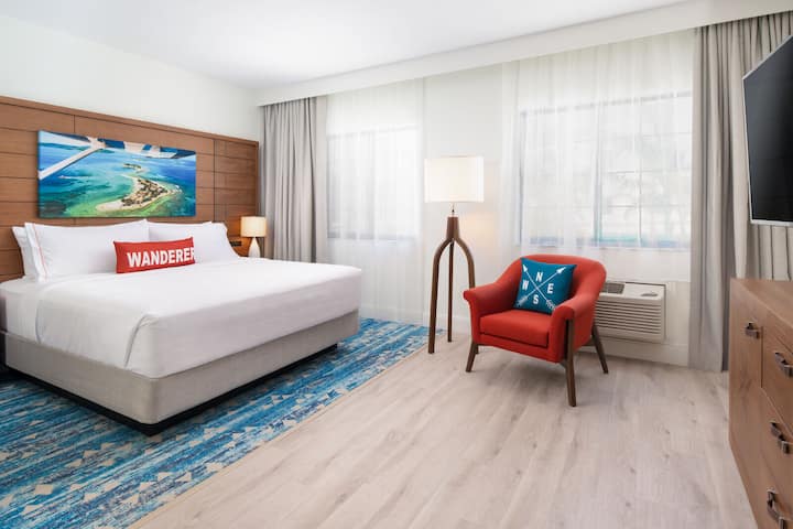 Naples Getaway Studio Suite Room W/ Free Breakfast - Naples, FL