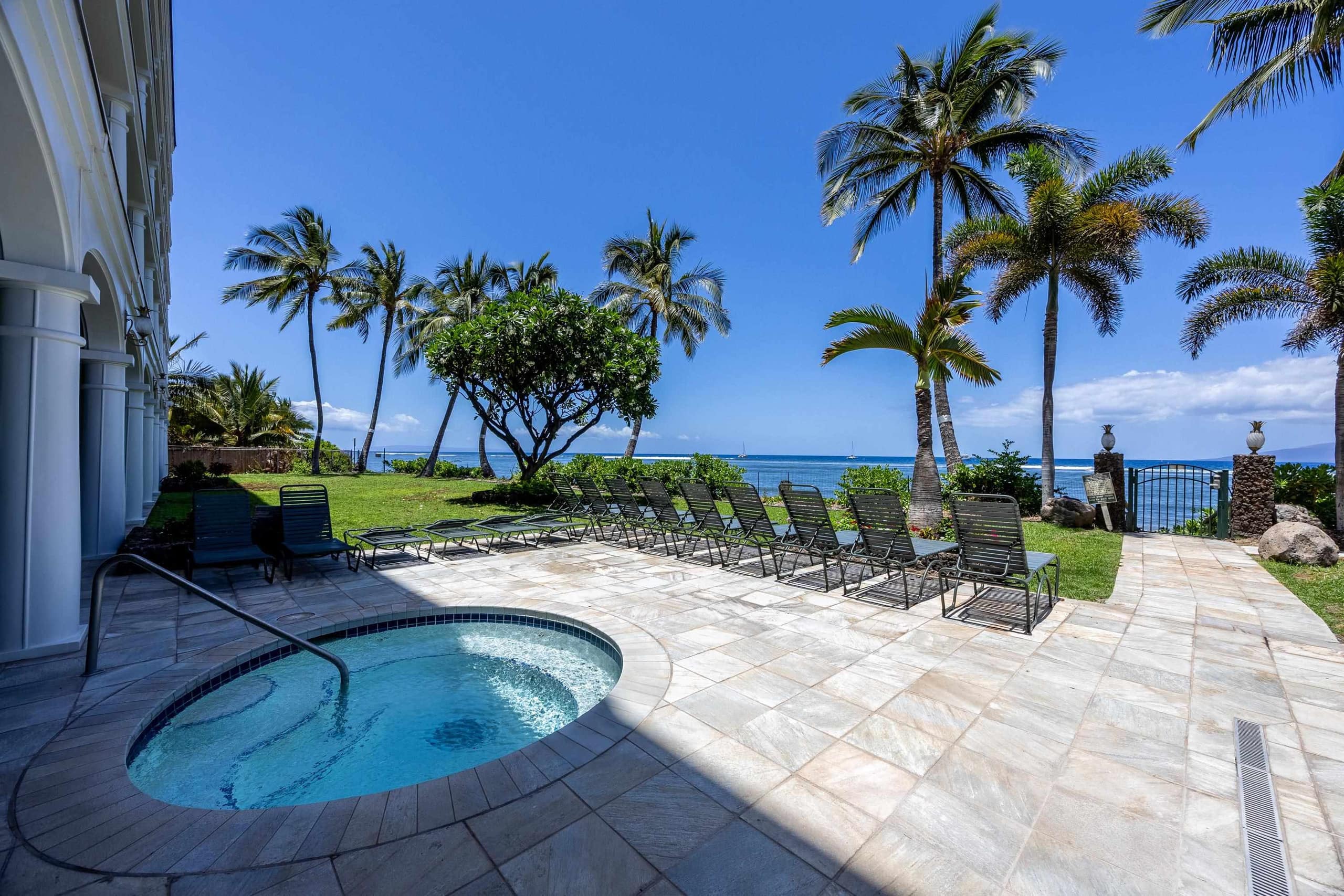 Oceanfront Studio, Sunset View, 5 min to Kaanapali - Image 9