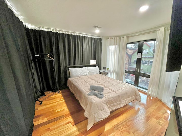 Cozy Curtain Room - Double Bed - Newark, NJ