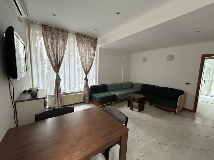 Peaceful Apartment With Yard And Parking - Skopje