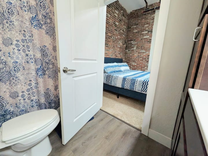Habitación con cama tamaño «king» y baño