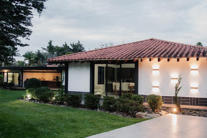 Llanogrande Premium Villa · Hot Tub · Terrace ·Bbq - Rionegro