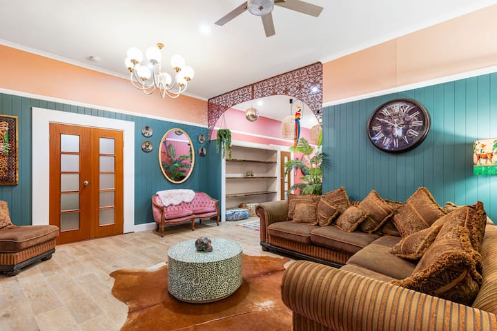 Mary’s Manor • Pet Friendly • 3br Heritage Retreat - The Palms