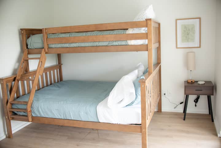 Či už sú to deti, tínedžeri alebo ďalší dospelí, táto izba s poschodovými lôžkami ponúka dokonalú kombináciu pohodlia a priestoru. V ráme je dole manželská posteľ a hore dve samostatné postele. Čerstvá, útulná posteľná bielizeň, jednoduchá výzdoba a lampička na čítanie z neho robia pokojné miesto, kde si môžete vychutnať Ozarks.