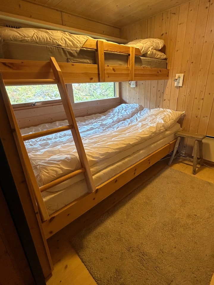 Izba s poschodovou posteľou. Spodná posteľ široká 120 cm. Horná posteľ široká 0 cm. Dostatok úložného priestoru. 