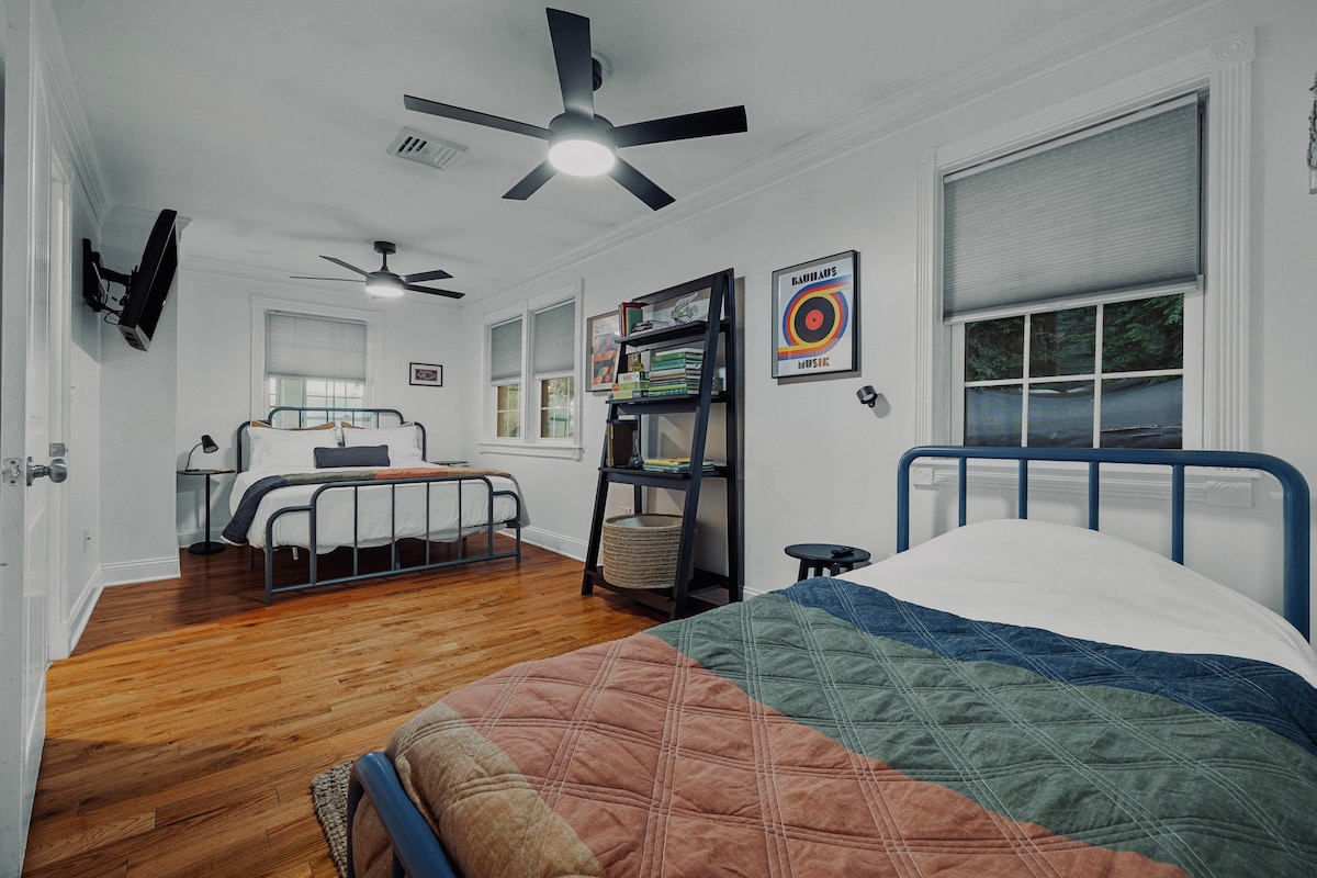 spálňa na hlavnom poschodí – manželská posteľ a dve samostatné postele, šatník, inteligentný televízor