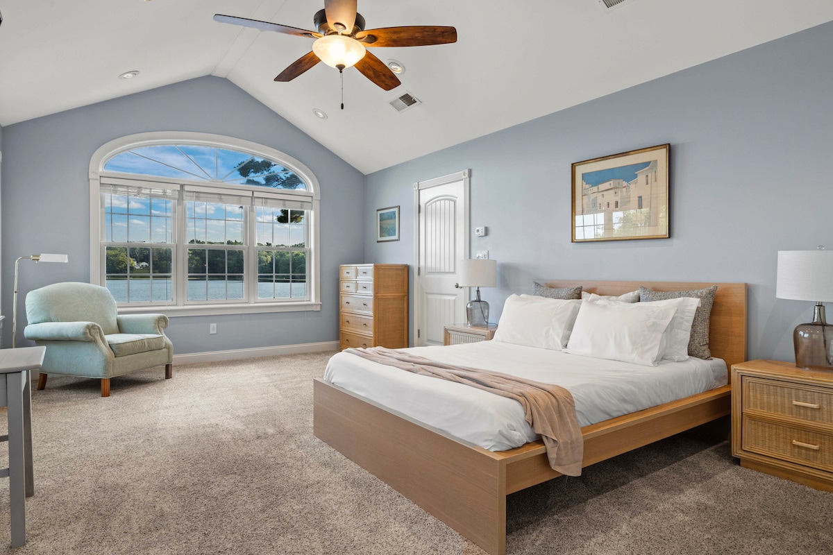 Hlavná izba – hlavné poschodie. Manželská posteľ, smart TV, písací stôl, komoda, šatník, vlastná kúpeľňa